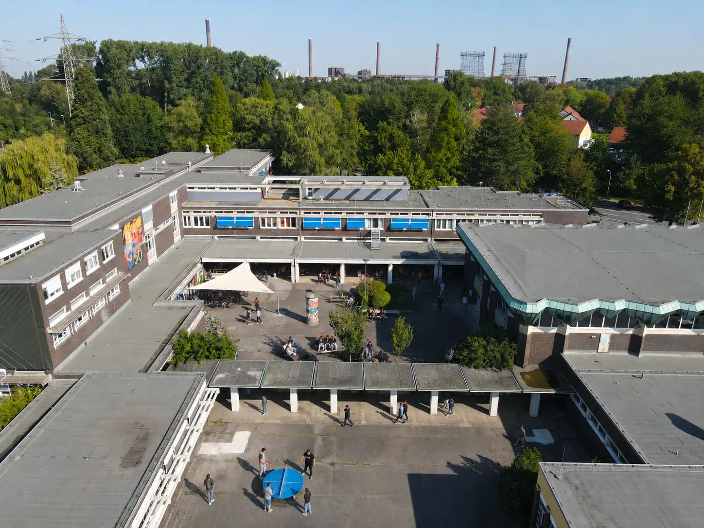 Luftbild des Gymnasiums Am Stoppenberg mit Zeche Zollverein im Hintergrund