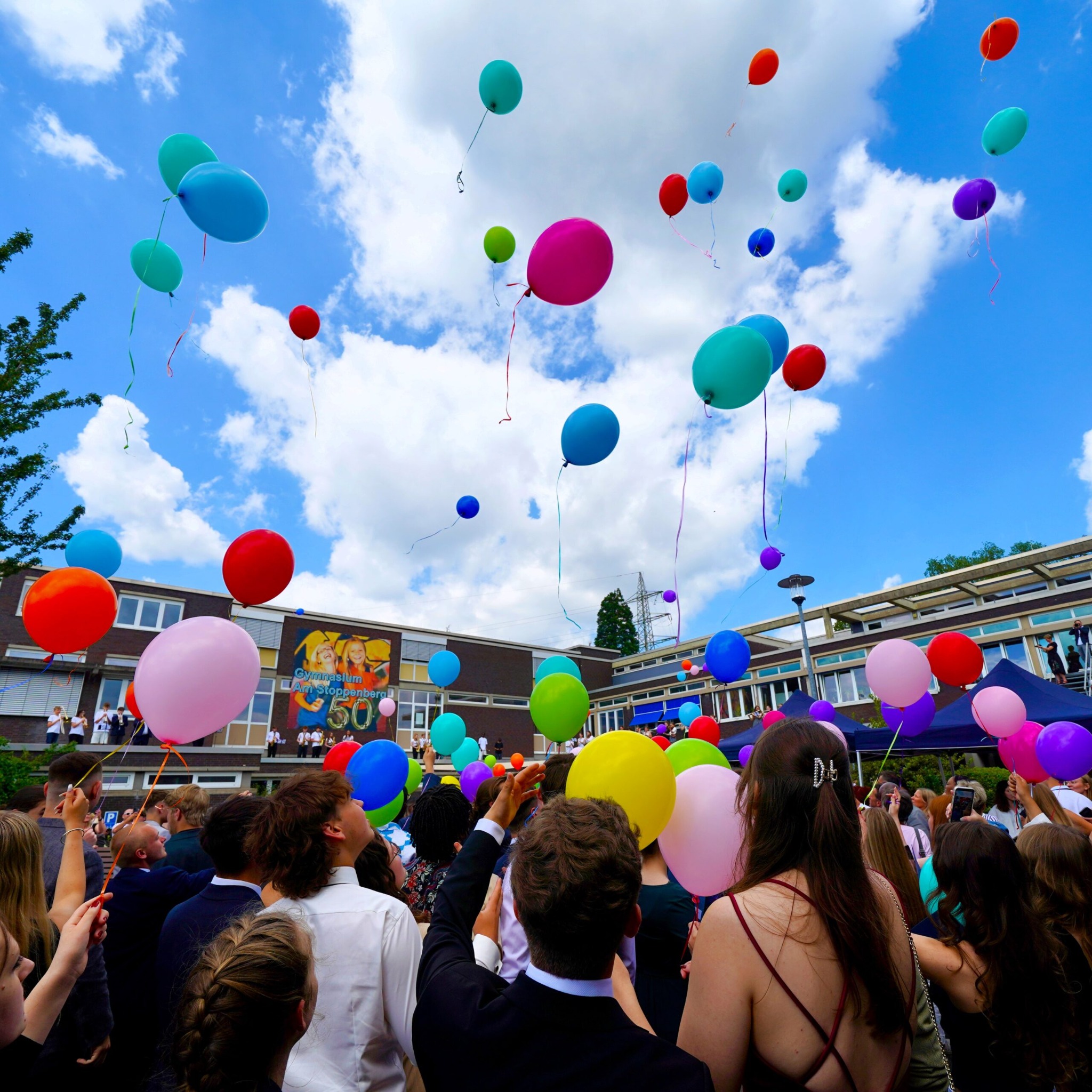 Bunte Luftballons steigen über dem Schulhof des Gymnasiums Am Stoppenberg auf